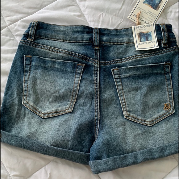 Shorts - Picture 2 of 4